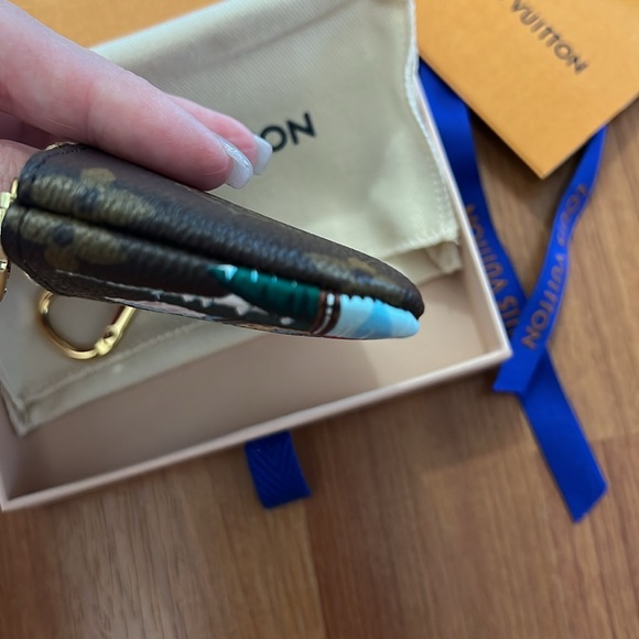 LOUIS VUITTON
Monogram 2023 Christmas Animation
Alpine Key Pouch Pink - Picture 4 of 5